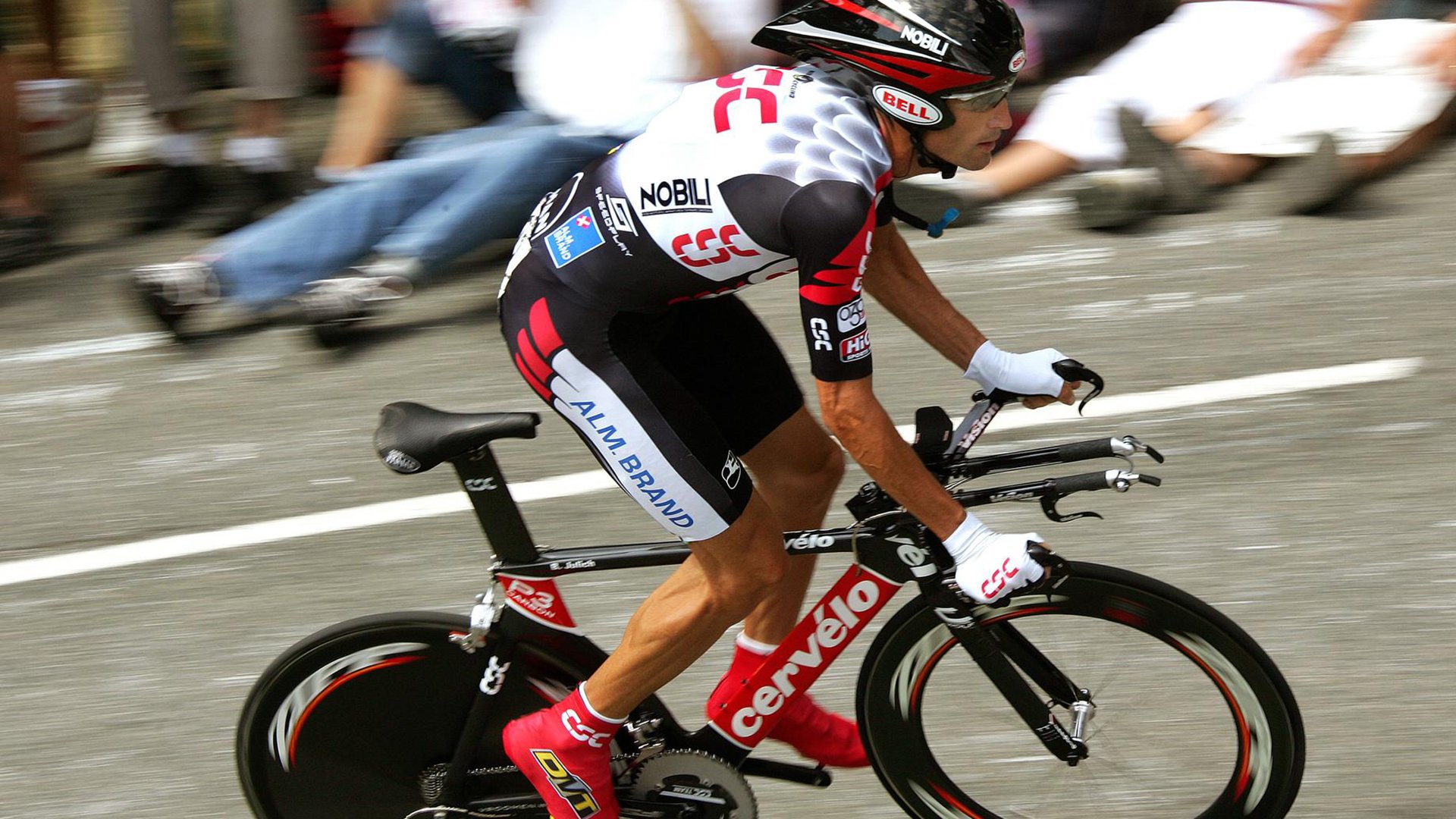 开云体育-红牛绝杀迈凯伦，汉密尔顿关键制胜背后的战术博弈