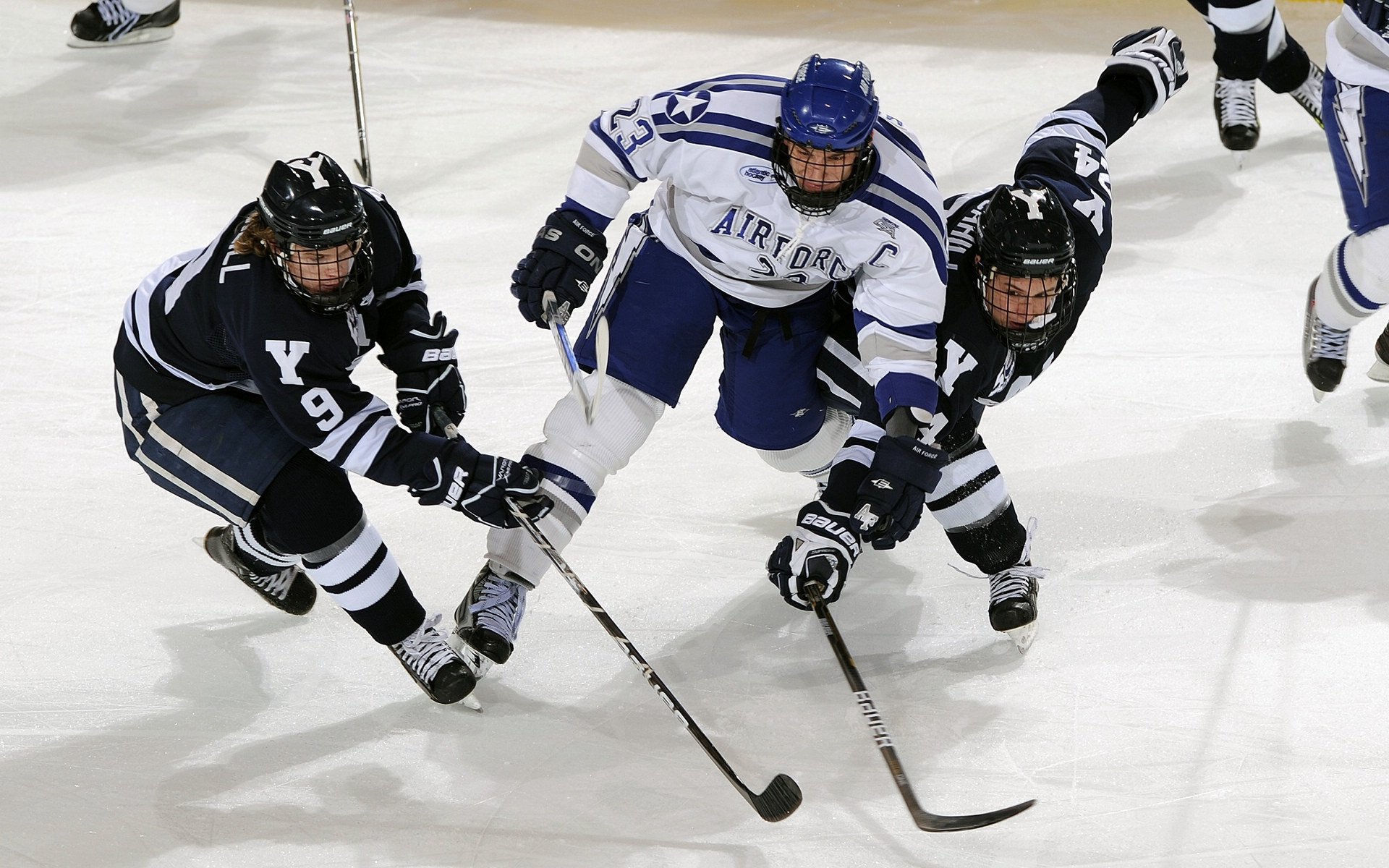 赛道风暴，哈斯逆袭横扫迈凯伦，佩雷兹点燃赛场激情